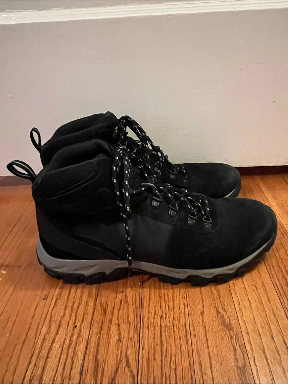 Columbia Newton Ridge Plus II Suede Waterproof Hiking Boot - Black/Stratus